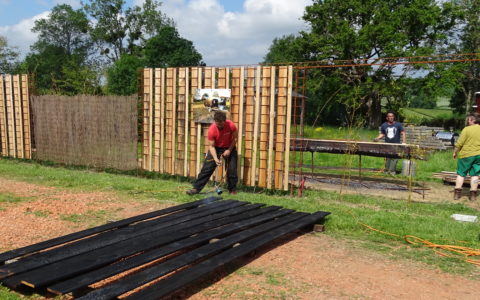 Tehcnique Shou Sugi Ban bois brulé japonais en chantier participatif Nouvelle Aquitaine par Bois et Paille (38)