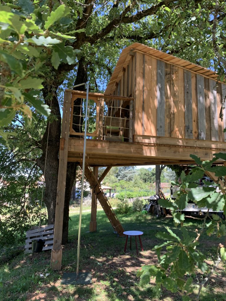 cabane dans les arbres sur Poitiers par l'équipe les Tontons couvreur et West Wood Tiny 